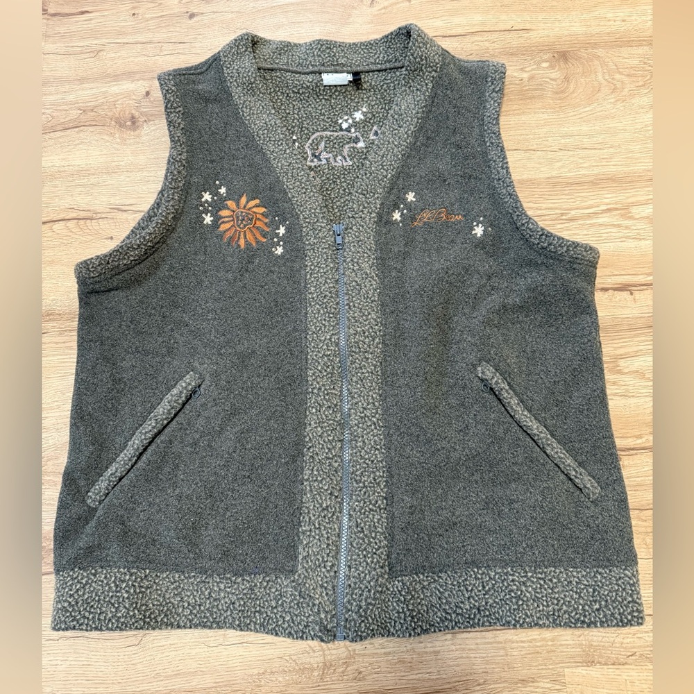 VTG L.L. Bean Charcoal Fleece Vest with Bear and Floral Embroidery